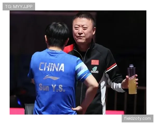 马琳安静刷手机，旁边却是掉金子的不二家，你说这生活差得哪去了？